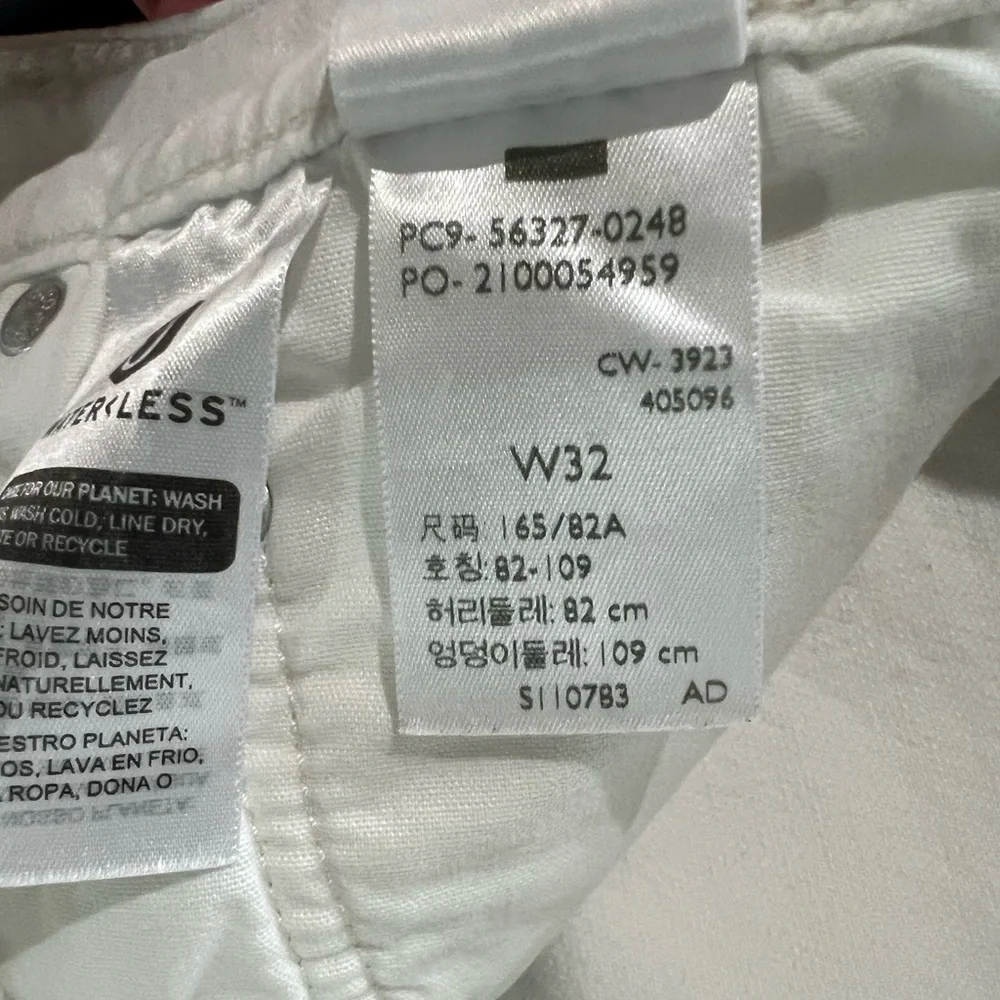 Levi's White Asymetric Frayed Hem Jean Shorts 32 - Picture 5 of 5